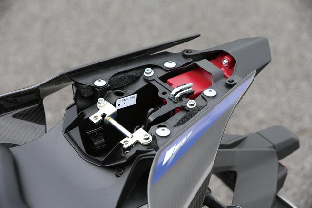 画像: タンデムシート下は車検証などを入れておける程度のスペース。中央に見えるのは車載工具の六角レンチ。