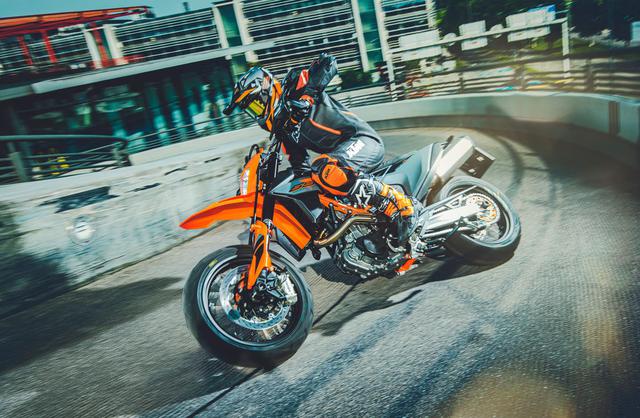 画像1: 高いポテンシャルを秘めたスーパーモタード KTM「690SMC R」