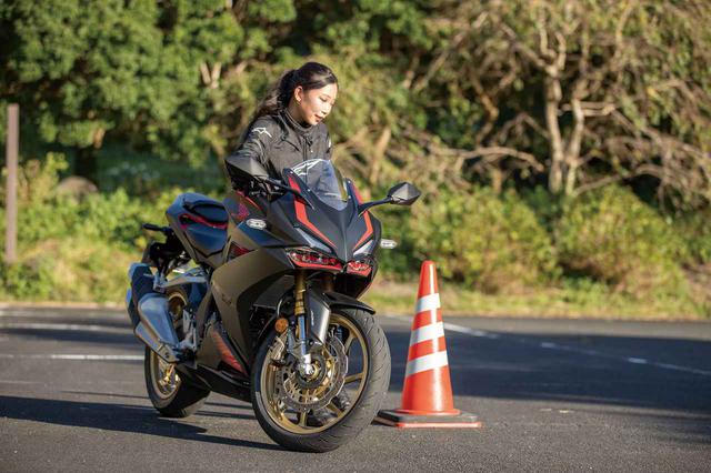 画像2: 〈足つき・タンデム・取り回し〉CBR250RRとNinja ZX-25Rはどっちの方が扱いやすい?【2気筒 VS 4気筒 250ccスーパースポーツ対決】