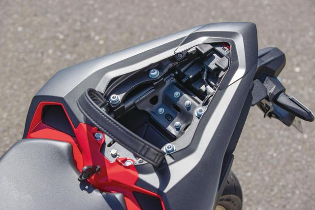 画像: シート下 テールカウル自体が小さいので、タンデムシート下のスペースも限られたもの。車載工具くらいなら十分な容量だ。