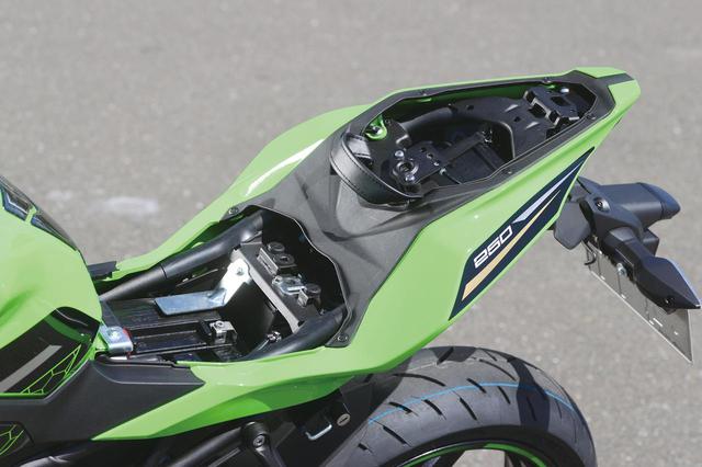 画像: シート下 タンデムシート下にはETC車載器が収まるスペースを用意。前後シートの間、パネルの下にはUSBソケットも備わる(SEは標準装備)。