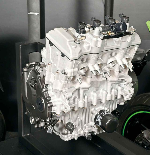 画像: ZXR250より1㎜ボアを拡大、バルブ挟み角も狭くしてコンパクトな燃焼室を追求。排気バルブの素材にインコネルを採用する徹底ぶり。