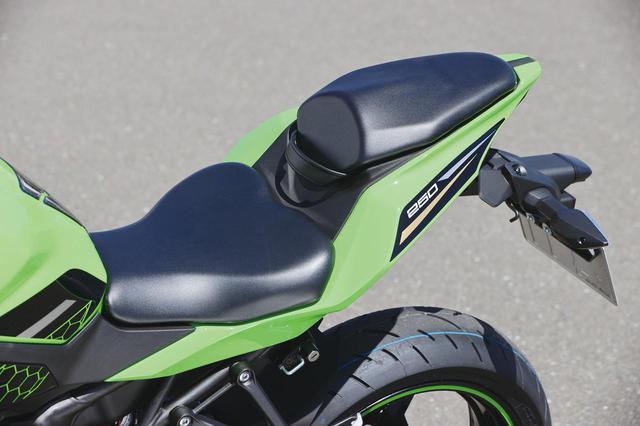 画像: シート ニンジャ250よりも10mm低いシート高で小柄なライダーや女性ライダーにも良さそう。シート形状は標準的なSSらしいもの。