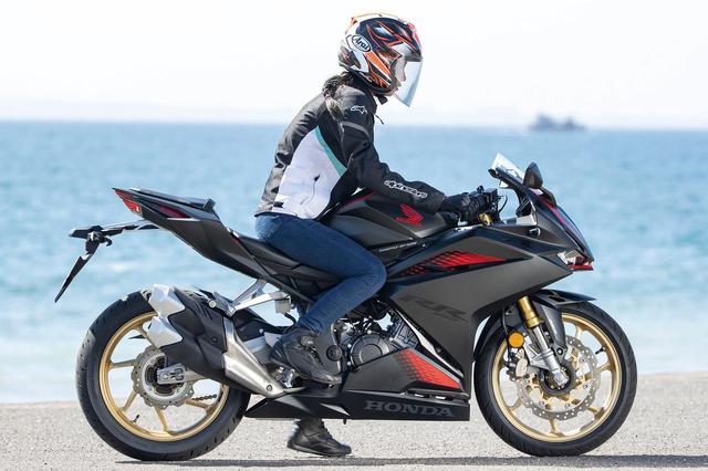 画像1: 【比較】足つき性・ライディングポジション|ホンダ「CBR250RR」・カワサキ「Ninja ZX-25R」
