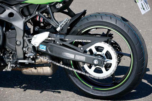 画像: スイングアームは左右非対称。リアサスペンションはZXシリーズのフラッグシップモデルZX-10R譲りのホリゾンタルバックリンク式を採用する。