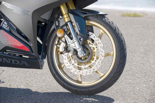 画像: ウエーブ形状のディスクは310mm径。6本スポークのキャストホイールは今回から全車ゴールド仕上げで統一されている。