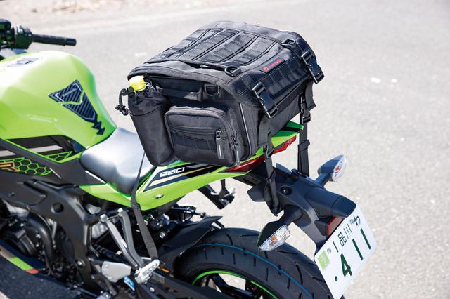 画像: 積載性 ナンバーステー後部と、タンデムステップステーにある荷かけフックのおかげで、ネットやコードを掛ける場所には困らない。 積載したバッグはヘンリービギンズの「TOURING SEAT BAG PRO <DH-742> 20~26L Sサイズ」