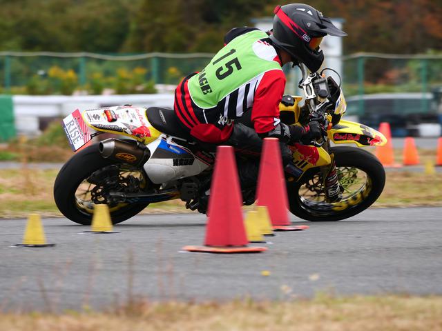 画像: ◆ C2級1位 田中健太選手&DR-Z400SM 1分27秒027(ペナルティ1秒加算)(全クラス総合47位 トップタイム比108.99%)