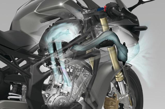 画像: 充填効率に優れるダウンドラフト吸気方式を採用。ブルーの部分はその吸気経路。吸入口はヘッドライト下にある。