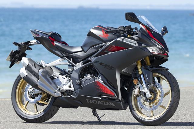 画像: Honda CBR250RR 総排気量:249cc エンジン形式:水冷4ストDOHC4バルブ並列2気筒 最高出力:30kW(41PS)/13000rpm 最大トルク:25N・m(2.5kgf・m)/11000rpm シート高:790mm 車両重量:168kg 発売日:2020年9月18日 メーカー希望小売価格(税込):82万1700円/グランプリレッド(ストライプ)は85万4700円