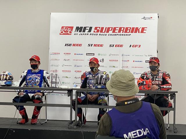 画像: 手の位置もみんな違うんです。笑 こういうところから個性が出ていたりして面白いんです♪