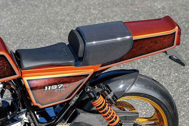 画像: シングルシート形状でホールド感や乗り心地が高まるシートはマッコイ/スプリーム。ウインカーはナンバー横にスリムに装着されている。