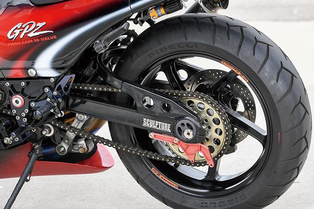 画像: ホイールはニンジャRCMスポーツパッケージNew TYPE-Rでも標準で履かれるO・Zレーシング製アルミ鍛造のPIEGAで、前後サイズは3.50-17/5.50-17。スイングアームは純正加工+スタビでダイヤモンドコート仕上げ。チェーンはEK530RCMをチョイス。