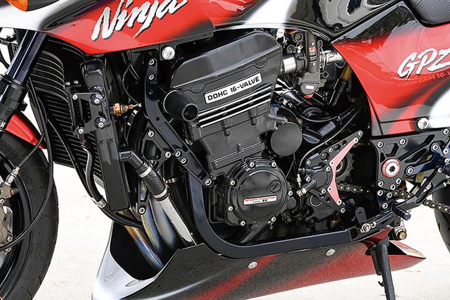 画像: この車両は最初の製作時にコンディションの良いエンジンが選べる環境にあり、それをベースにしたため908ccのノーマルを搭載。点火系はウオタニSP-Ⅱ。冷却系はナイトロレーシング・ワイドラジエーター&オイルクーラーハイマウントKITで、効率よい冷却性も確保した。