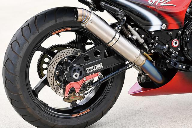 画像: リヤブレーキはブレンボ・ビレット2ピストンキャリパー+サンスターφ250mmディスク。排気系はナイトロレーシング・チタンショートテールEXに、同ストレートチタン320 V-Ⅲサイレンサーを組み合わせた。