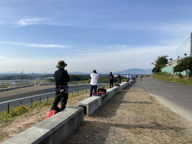 画像: みなさん、必ず椅子の端に荷物を置き、ホントに等間隔でした!