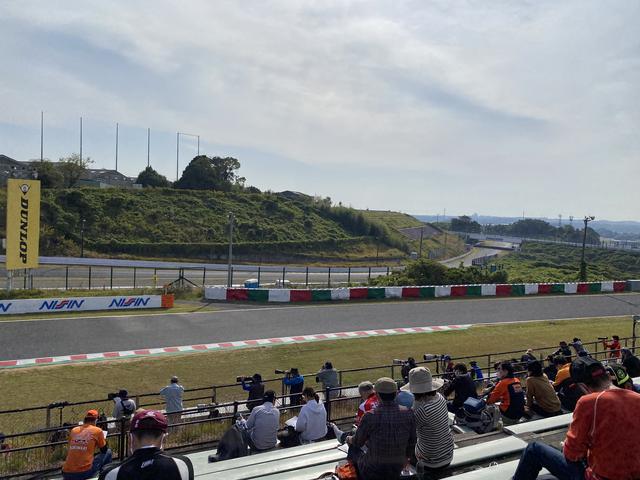 画像: 客席の雰囲気。1番前列にはカメラでいいショットを狙っている人が沢山!