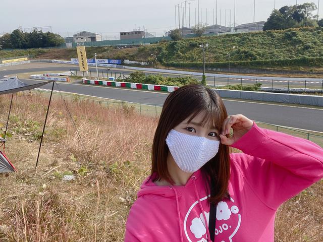 画像: この草むらの中です。