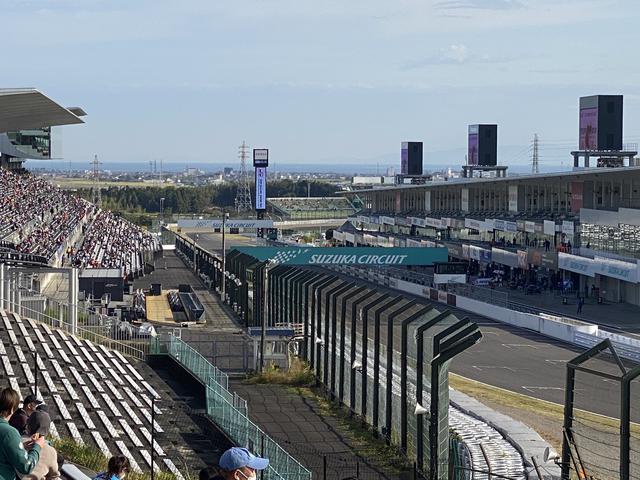 画像: R席から見たホームストレートです。
