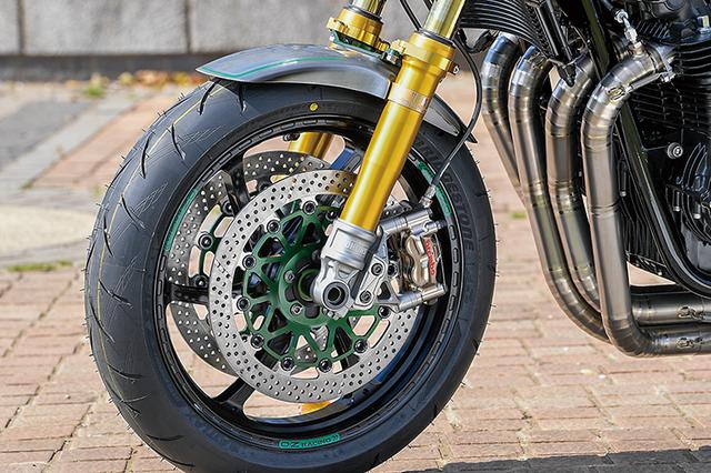 画像: フロントフォークはオーリンズRWU。ブレンボGP4 RXキャリパーも含め、各部はオーナーリクエストを濃密に反映した構成とされる。