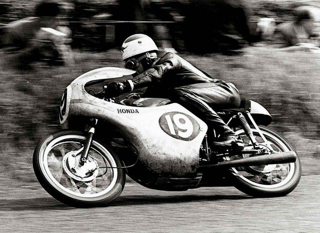 画像: 初優勝した トム・フィリス選手とRC143