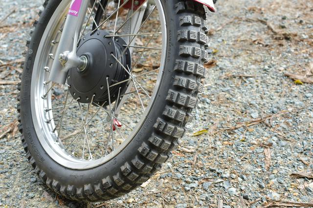 画像: 赤クロスカブはディーストーンのD982。安いくせにオンもオフもいける実用性高めタイヤ。