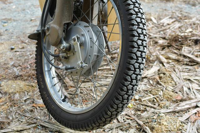 画像: こちらはダンロップS106。スノータイヤだ。