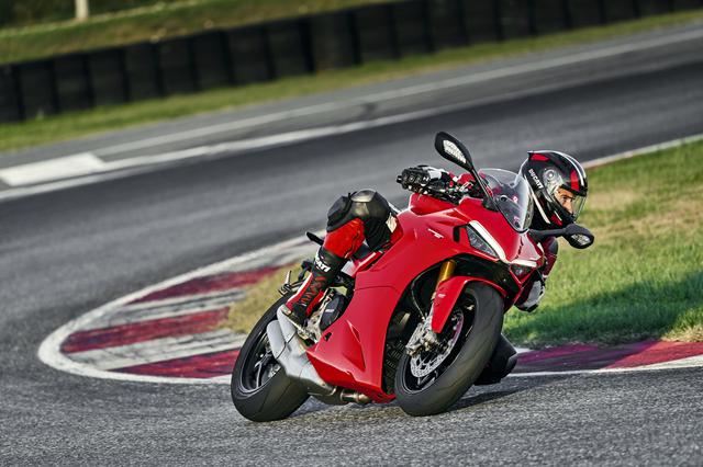 画像: DUCATI SuperSport 950/S 総排気量:水冷4ストDOHC4バルブL型2気筒 エンジン形式:937cc シート高:810mm