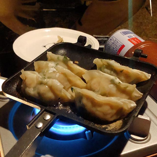 画像: 餃子を焼くならホットサンドメーカーがオススメ。簡単かつ上手に焼けるぞ。