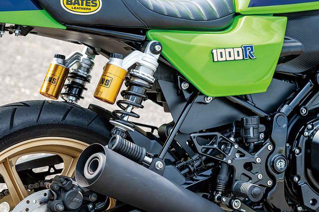画像: Z900RSはモノサスだが、Z1000Rらしいスタイルを追求し、オーリンズのツインショックを飾りとして取り付けている。