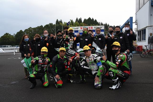 画像: 優勝チーム! こういう現役バリバリやレジェンドライダーがシーズンオフにイベントレースに出るって、最高のファンサービスだと思います