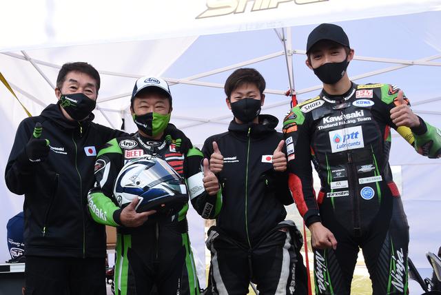 画像: 左からA-TECH宮崎社長、キヨさん、井吉、岩戸 キヨさん、孫ほど違う2人の若いライダーが可愛くてかわいくてしゃーない