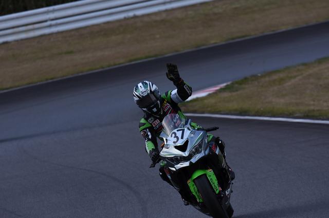 画像: 優勝チーム、チェッカーライダーはキヨさん ラスト5周くらい走ってくれました 「若いライダーのジャマせんようにと思ってな でもホンマみんなええヤツらや」って、ちょっと目に光るものが^^