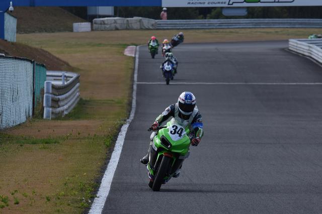 画像: 開始早々、トップ独走の34山浦 現役JP250ライダーの15歳!