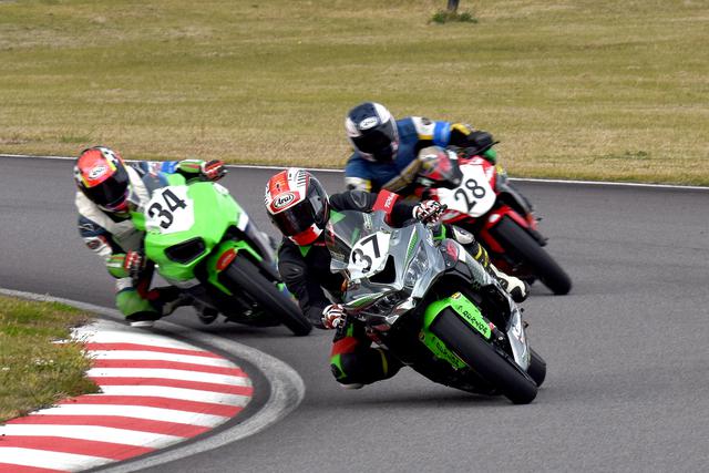 画像: 37はカワサキのテストライダー後藤恵治さん 34は2気筒Ninja250、28は単気筒Ninja-SL