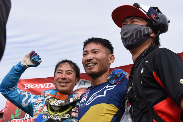 画像: チームのプレイングマネージャー小島(左)と笑顔を見せる山本(中央)