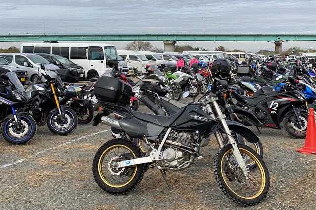 画像: 全レース終了後には、お客さんの退場優先で関係者駐車場出口はクローズ まいったなー、しょうがないかー、なんて言うメディア仲間を差し置いていち早く帰ってきました ふふふ、写真のMD30で行ってたんだもんね