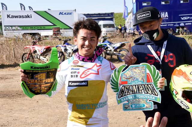 画像: 横山の右にはカワサキの元ファクトリーMXライダー新井宏彰 横山のコーチ役です