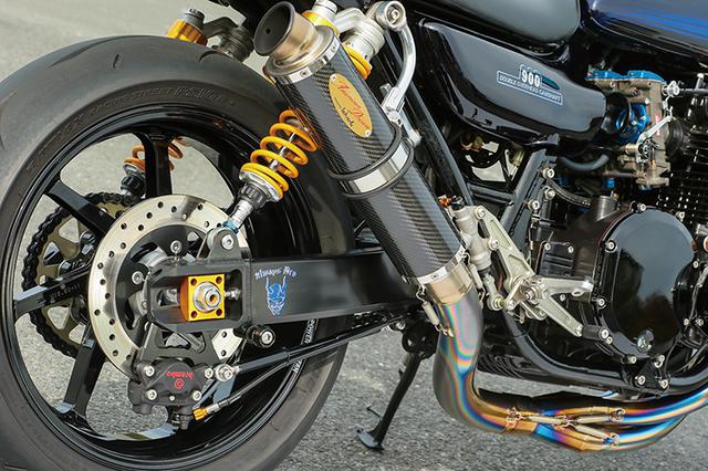 画像: 車体全体のカラーバランスに合わせたかのようなブルーの焼き色×ゴールドのマフラーも、アメリカンドリーム・オリジナルのチタン製4-1だ。