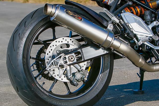 画像: ホイールはマルケジーニの10本スポークアルミ鍛造、M10Sでサイズは3.50-17/5.50-17インチ。リヤブレーキキャリパーはブレンボで、キャリパーサポートはウイリー・3Dキャリパーブラケット。ノーマルスイングアーム適合品も同形状でラインナップする。