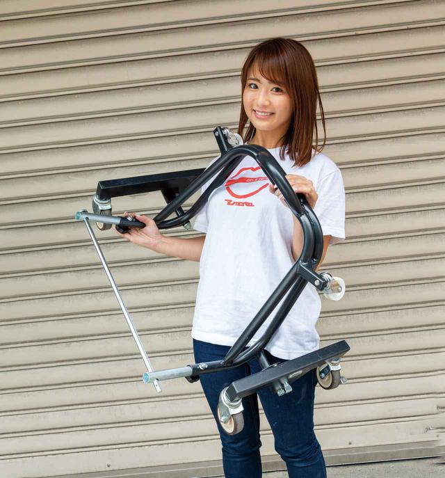 画像: 頑丈な作りだけに軽くはないが、ガレージ内で使うものだから不満は感じない。写真はリアアクスルに貫通させるシャフトをセットした状態。