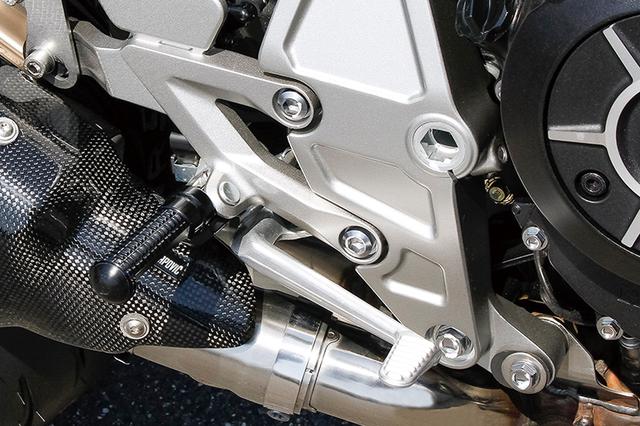 画像: ゲイルスピード・フットコントロールキット・削り込みフットレストバー(写真の黒いバー)は凹凸の加工で足裏のグリップを高めるもの。