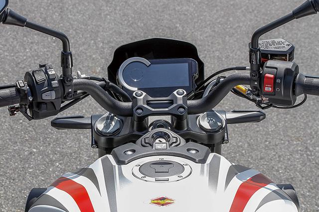 画像: メーターが15度起きるライジングメーターステー、前ウインカーを35mm内にする移設ステー、ツーリングスポーツハンドルバーを装着。
