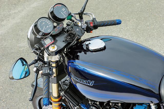 画像: サンセイレーシング製セパレートハンドルにはブレンボ・ラジアルマスターをセット。バーエンドはブルー、グリップもブラック×ブルー。ステムはアメリカンドリームオリジナルのPRIDEでオフセットは純正の60mmから33mmとなる。この数値は松田さんが詰めてベストと判断したものだ。