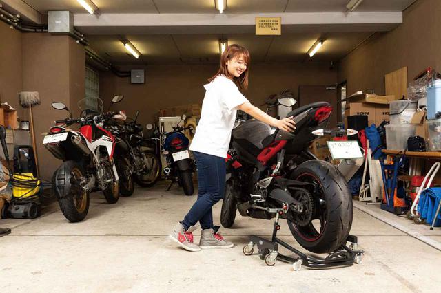 画像: フロントブレーキを掛けた状態ではリアが弧を描くように動く。ハンドルを切れば車体全体を斜め移動できるから、位置も向きも自由自在だ。