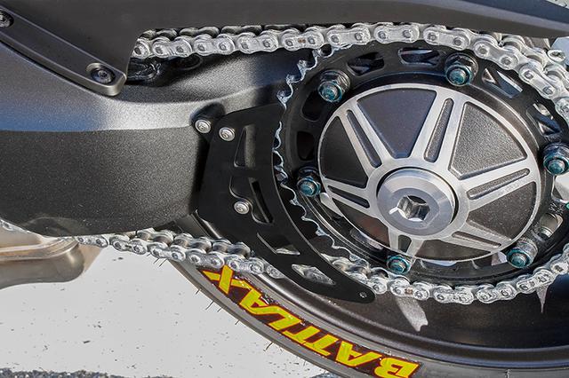 画像: アクティブ・スプロケットガードは、片持ちスイングアームのCB1000Rに合わせた形状でスプロケット前をカバーする、便利装備なのだ。