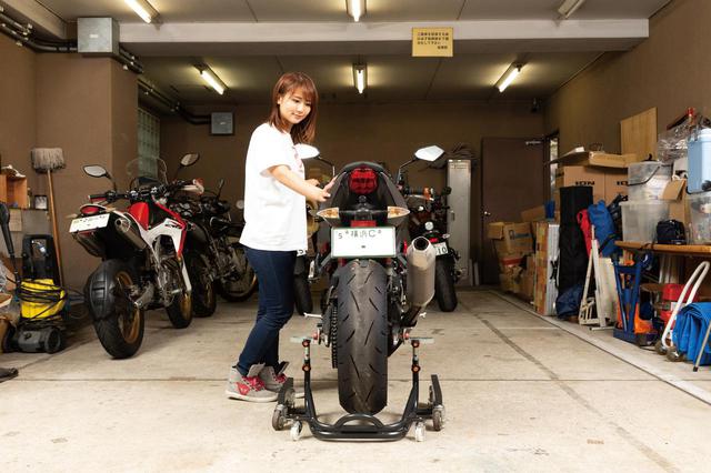 画像: 接地点(左右のキャスター間隔)の幅が広いので安定性は文句なし。非力な女性一人でもオートバイを倒す心配がなく、軽々と掛け外しできる。