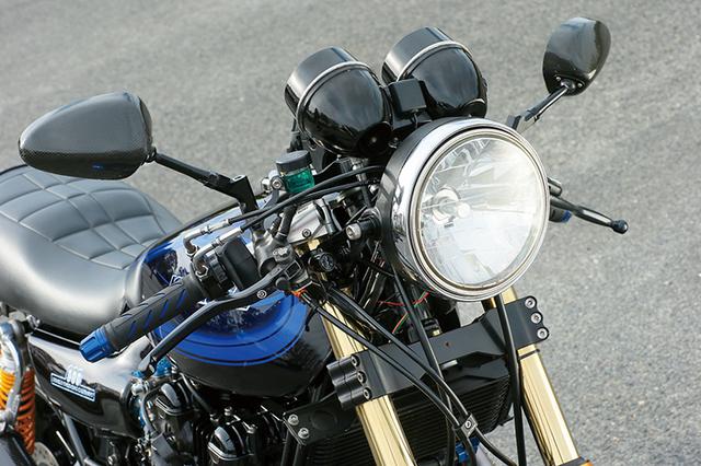 画像: ミラーはマジカルレーシング。ヘッドライトはLEDバルブ化し、ウインカーは超小型のもので、フロント用はレバー基部付近に見える。