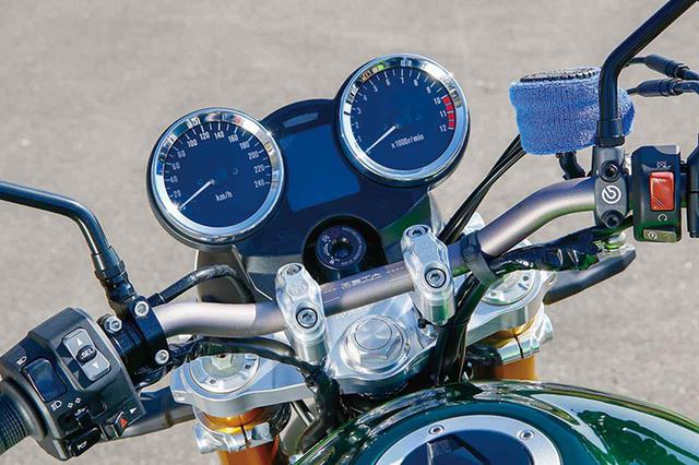 画像: ステムはウイリーZ900RS オーリンズ倒立フォーク用トリプルツリーに変更。ハンドルバーはZETAでメーターまわりはノーマルのまま。ワイヤ駆動のクラッチはレバーをZETAフライトパーチに変更している。