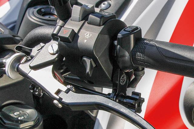 画像: クラッチ側のリモートワイヤブラケット ストレートでリモートアジャストワイヤV2汎用(750mm)でブレーキの遊びを調整できる。